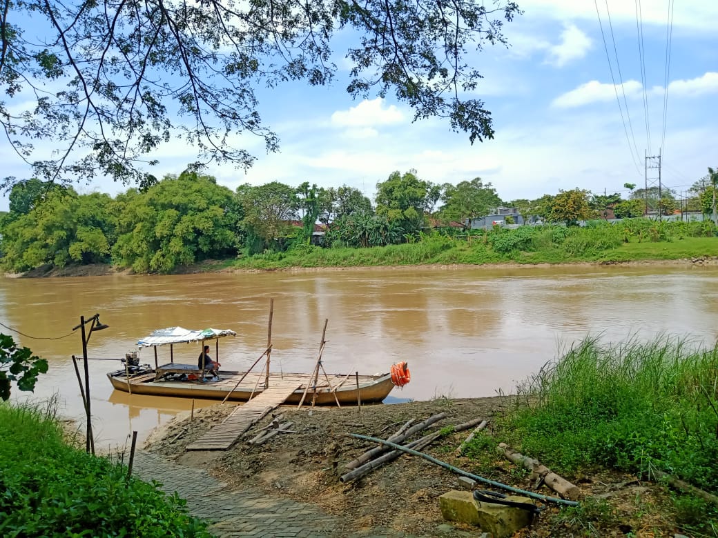 Penyeberangan perahu. (Foto: Mila Arinda/Tugu Jatim)