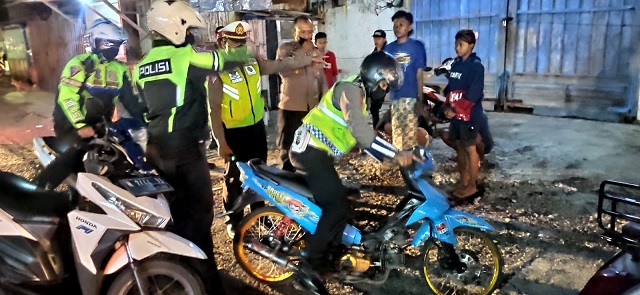 Petugas Satlantas Polres Pasuruan Kota mengamankan puluhan sepeda motor saat razia balap liar.