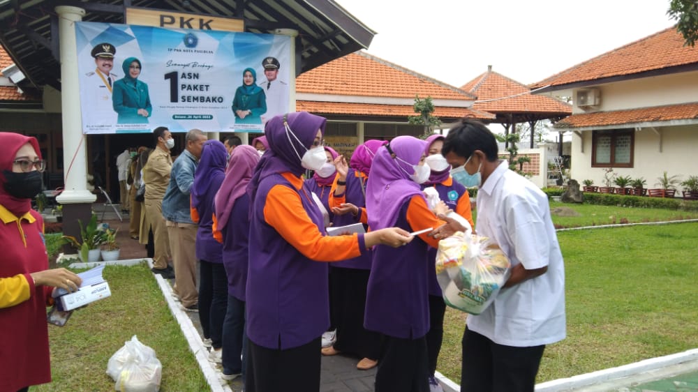 Pekerja harian lepas. (Foto: Laoh Mahfud/Tugu Jatim)