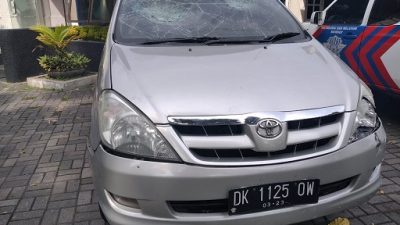 Kondisi mobil Toyota Innova yang rusak diamuk massa.