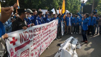 Ratusan mahasiswa PMII menggelar demo di depan kantor DPRD Bojonegoro, Selasa (18/04/2022) sore.