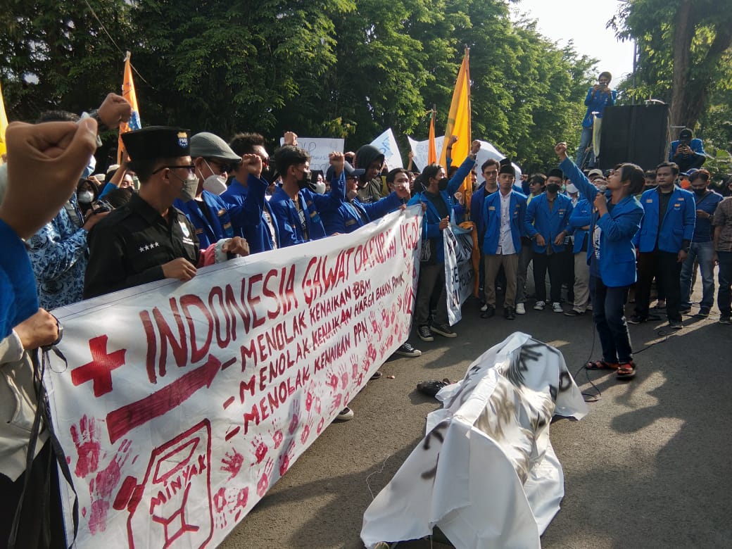 Ratusan mahasiswa PMII menggelar demo di depan kantor DPRD Bojonegoro, Selasa (18/04/2022) sore.