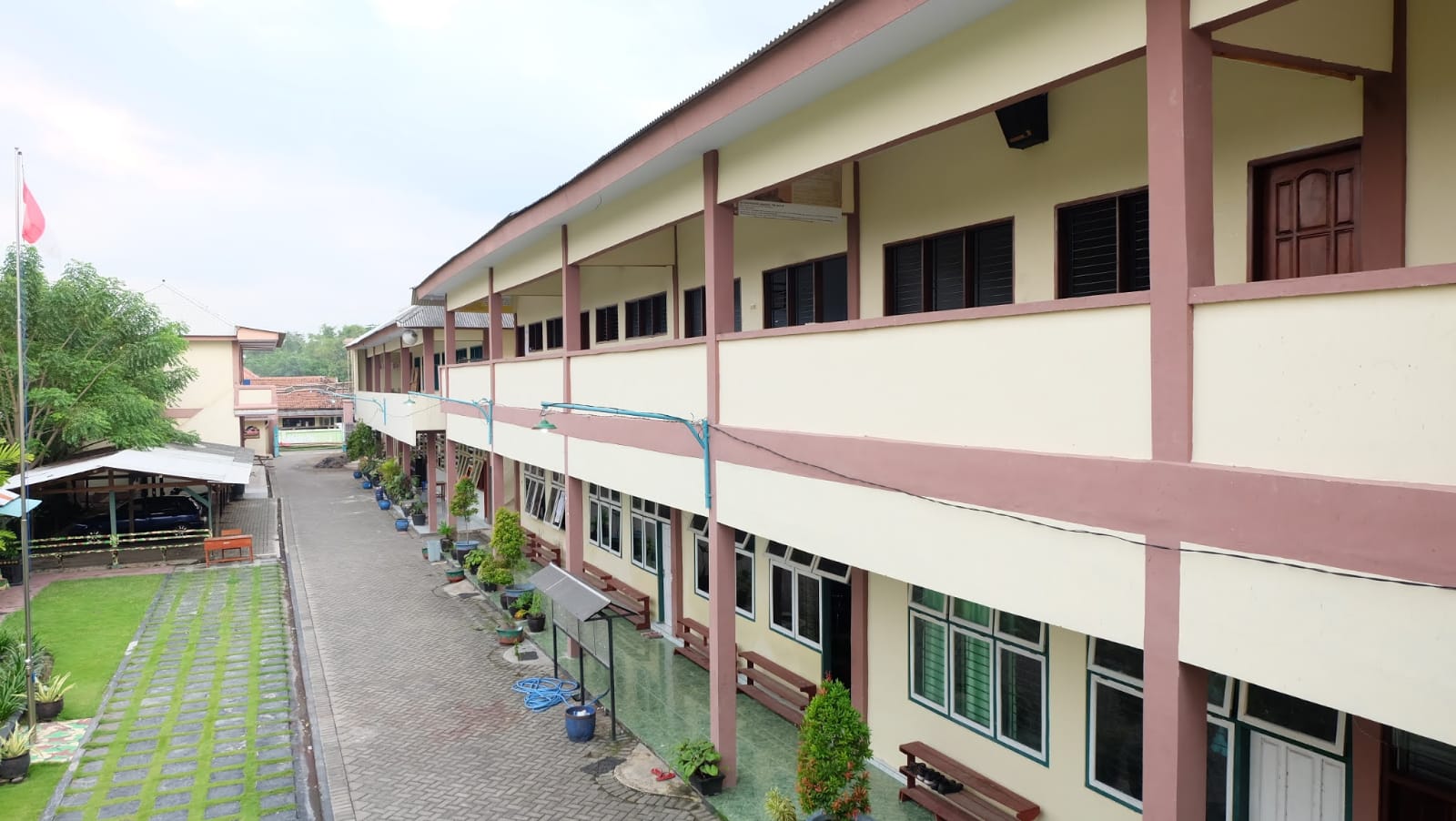 Suasana gedung sekolah formal putra Madrasah As'adiyah.