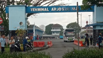 Pintu keluar Terminal Arjosari Kota Malang.