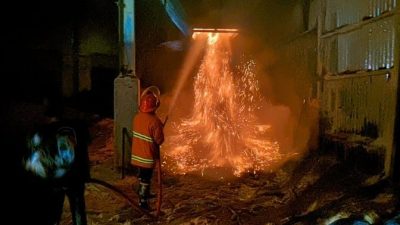 Petugas PMK berusaha memadamkan api di sebuah pabrik kayu di Kecamatan Gadingrejo, Kota Pasuruan, Minggu (17/04/2022) dini hari.