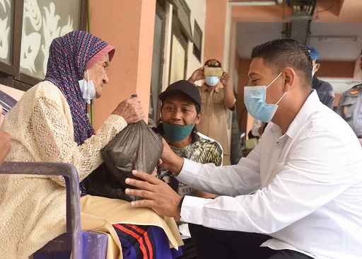 Wali Kota Kediri Abdullah Abu Bakar memberi santunan berupa sembako gratis pada lansia yang telah berusia 100 tahun.
