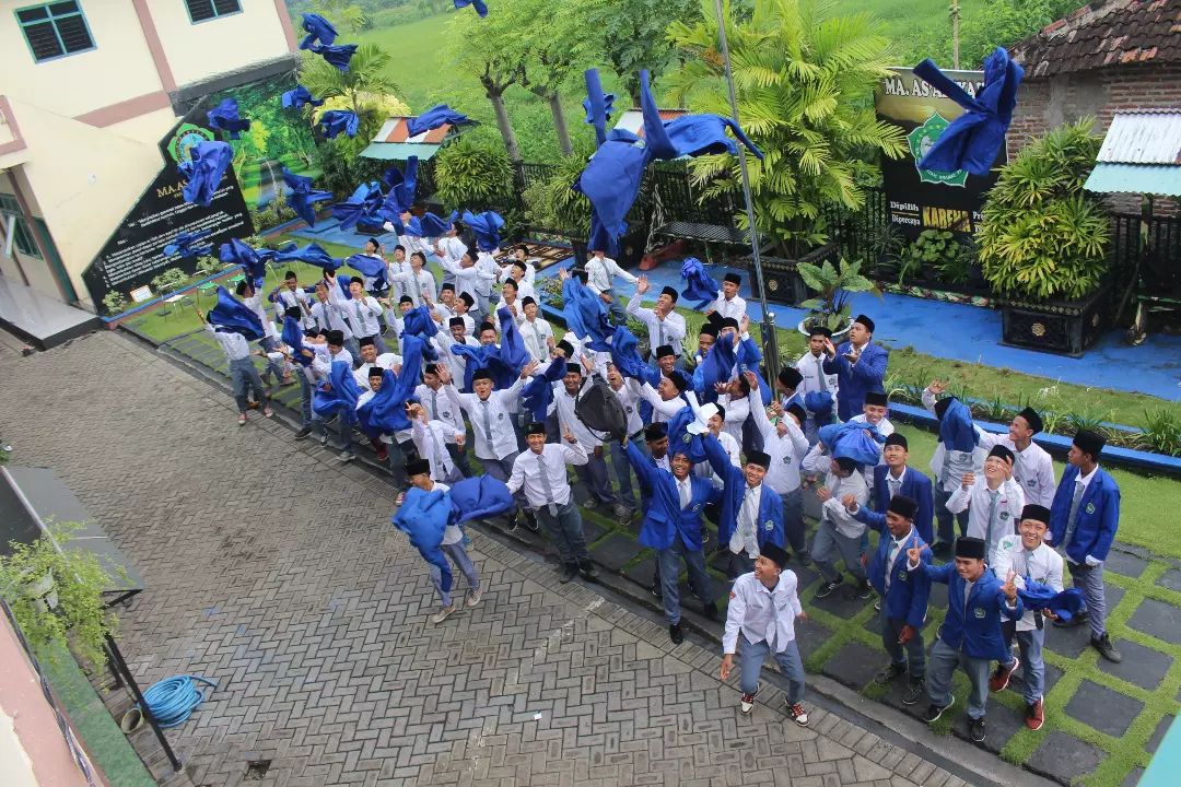 Siswa MA As'adiyah saat kelulusan sekolah.
