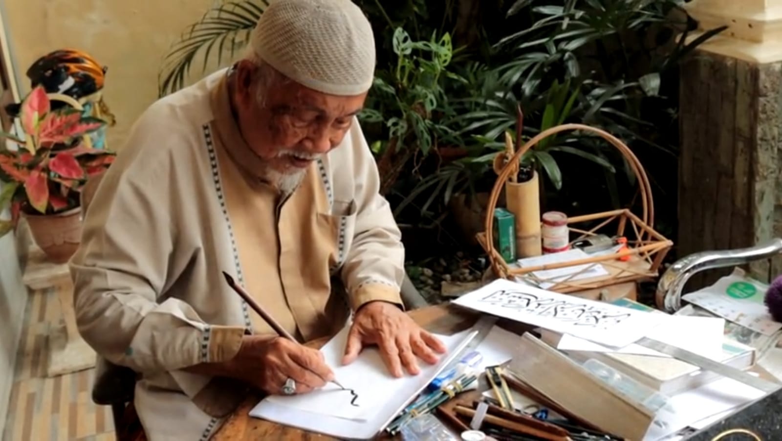 Maestro kaligrafi Indonesia. (Foto: Laoh Mahfud/Tugu Jatim)