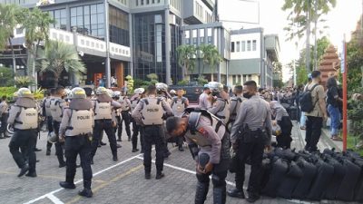 Ribuan polisi mengawal aksi demonstrasi aliansi BEM Surabaya di halaman gedung DPRD Jatim, Kamis (14/4/2022).