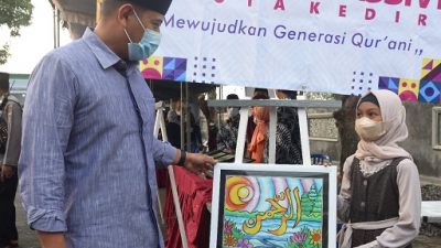 Kaligrafi karya anak yang tergabung dalam Qurma dibeli oleh Wali Kota Kediri, Abdullah Abu Bakar, Kamis (14/4/2022).