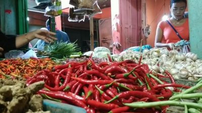 Penjual sayur di Pasar Kebonangung Kota Pasuruan mulai menaikkan harga jualnya.