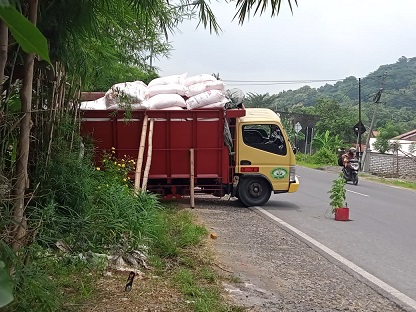 Ilustrasi kendaraan truk yang melakukan bongkar muat pupuk.