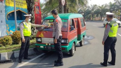 Petugas dari Satlantas Polres Kediri memasangkan janur kuning kepada pelanggar lalu lintas.