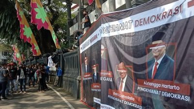 Spanduk buron dan pengkhianat demokrasi warnai aksi unjuk rasa mahasiswa di Malang, Kamis.