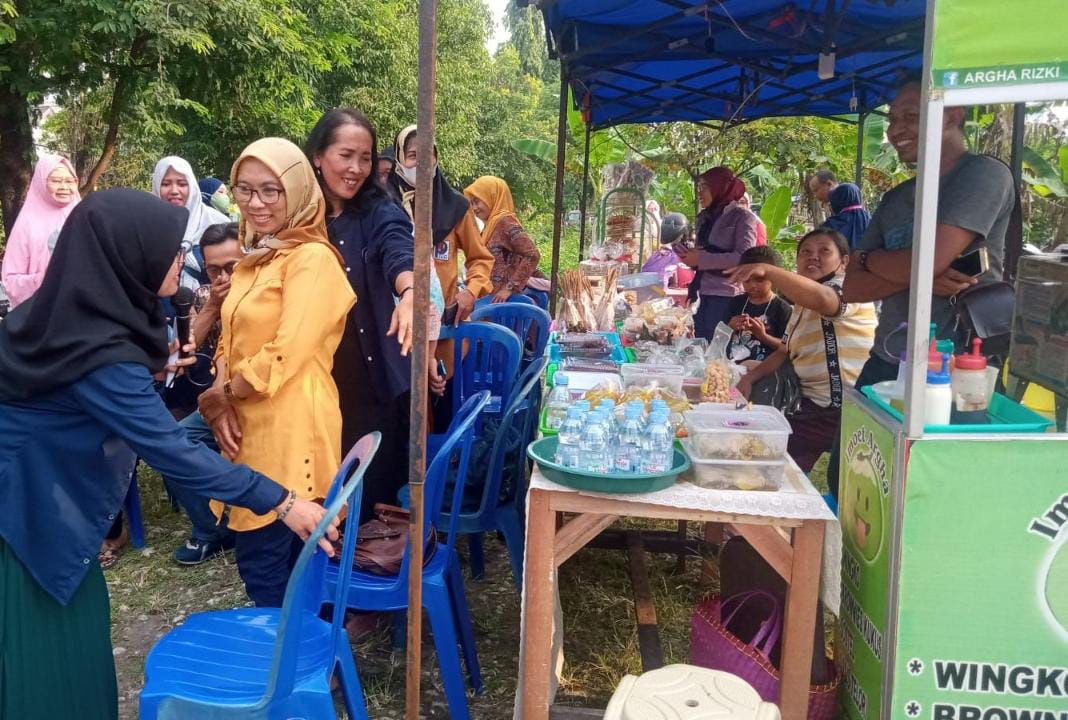 Bazar murah Ramadhan digelar pelaku UMKM/IKM Bojonegoro di Jl MH Thamrin No 41 Kelurahan Ledok Kulon, Bojonegoro.