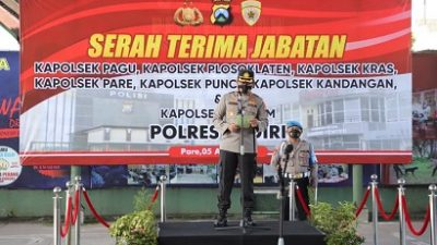 Kapolres Kediri, AKBP Agung Setyo Nugroho, memimpin langsung Sertijab 7 Kapolsek yang digeser.