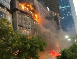 Tunjungan Plaza 5 Surabaya Terbakar Hebat setelah Ada Ledakan
