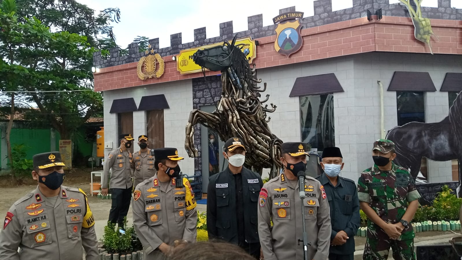 Polri Komjen Pol Agung Budi Maryoto bersama Kakorbinmas Irjen Pol Suwondo Nainggolan bersama pejabat polri lainnya berfoto di ikon monumen patung kuda yang terbuat dari knalpot brong hasil razia.