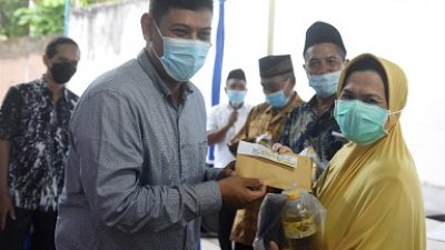 Wali Kota Kediri, Abdullah Abu Bakar, membagikan tabungan jimpitan yang di RT 06 RW 02 Kelurahan Ngronggo, Jumat (15/4/2022).