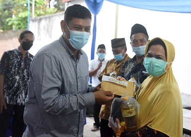 Wali Kota Kediri, Abdullah Abu Bakar, membagikan tabungan jimpitan yang di RT 06 RW 02 Kelurahan Ngronggo, Jumat (15/4/2022).