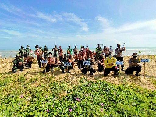Forkompimka Bancar dan sejumlah komunitas pencinta alam melakukan tanam pohon mangrove di bibir pantai utara Tuban, tepatnya di Desa Margosuko, Kecamatan Bancar pada Jumat (8/4/2022).