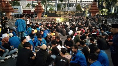 Mahasiswa saat berdemo di depan gedung DPRD Jatim pada Rabu (13/4/2022).