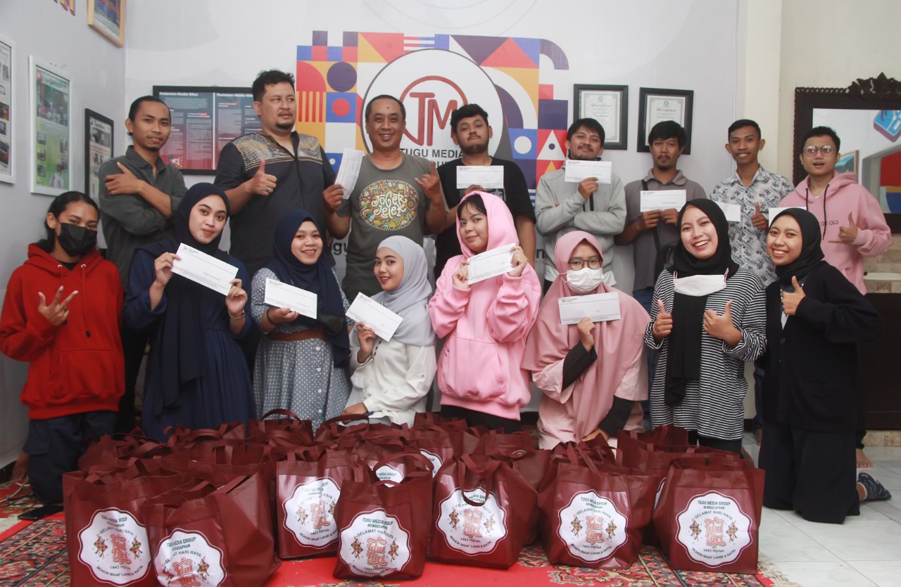 Foto bersama para karyawan Tugu Media Group sambil menunjukkan THR yang telah diberikan oleh perusahaan. 