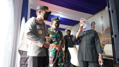 Bupati Bojonegoro, Anna Muawanah bersama Forkopimda saat memantau posko mudik di wilayah Kabupaten Bojonegoro, Rabu (27/04/2022).