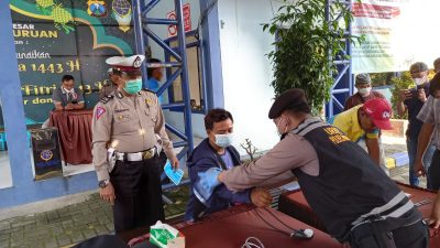 Tes urine. (Foto: Polres Pasuruan/Tugu Jatim)