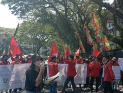 Aksi Mahasiswa di Malang Sindir Naiknya Kebutuhan Pokok dan Tolak Penundaan Pemilu 