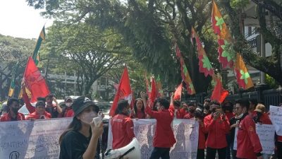 Aksi mahasiswa berorasi di depan Gedung DPRD Kota Malang.