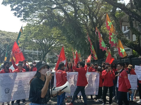 Aksi mahasiswa berorasi di depan Gedung DPRD Kota Malang.