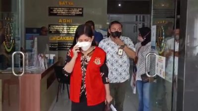 PNS cantik inisial HIV (37) yang juga mantan bendahara Dinas Pemberdayaan Masyarakat Desa dan Keluarga Berencana (PMD-KB) Kabupaten Tuban, saat akan dibawa ke Lapas kelas II B Tuban.