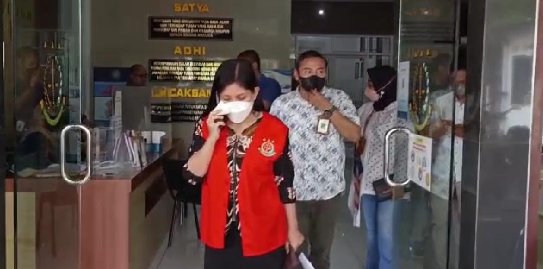 PNS cantik inisial HIV (37) yang juga mantan bendahara Dinas Pemberdayaan Masyarakat Desa dan Keluarga Berencana (PMD-KB) Kabupaten Tuban, saat akan dibawa ke Lapas kelas II B Tuban.