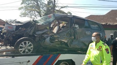 Kondisi mobil milik Prayitno, warga Kabupaten Malang yang ringsek ditabrak kereta api pengangkut BBM di Jalan Halmahera, Kota Malang.