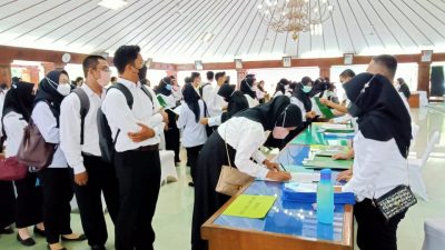 CPNS di Bojonegoro mengambil berkas SK pengangkatan PNS di Pendopo Malowopati Bojonegoro, Jumat (01/04/2022).