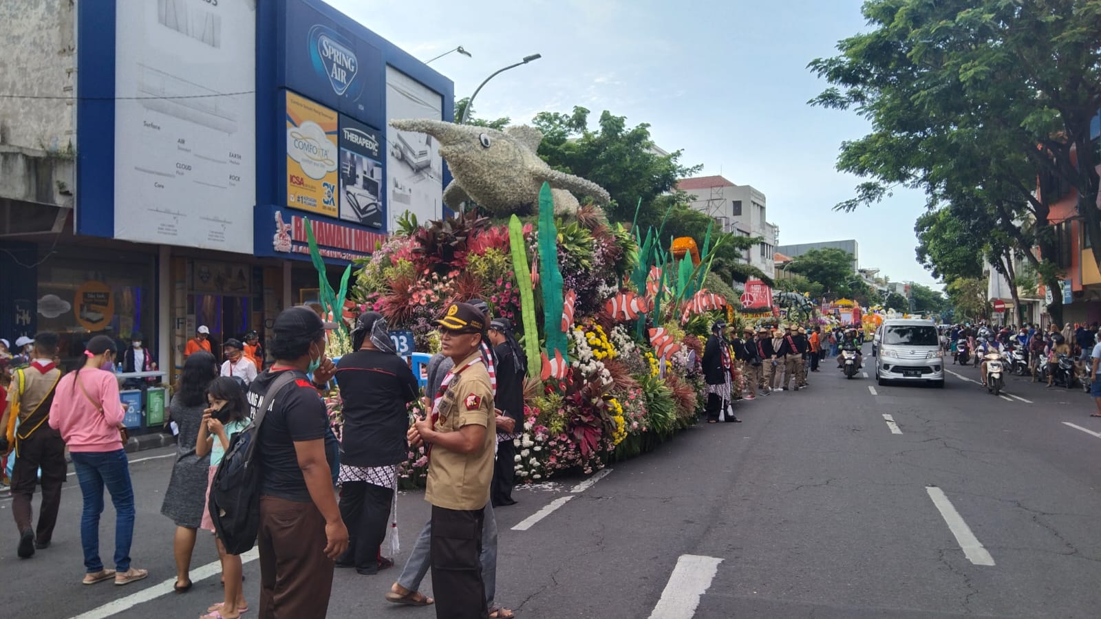 Parade bunga. (Foto: Rahman Hakim/Tugu Jatim)