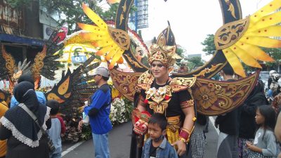 Peringati HJKS Ke-729, Pemkot Gelar Parade Bunga Kreasi Warga Kecamatan di Surabaya