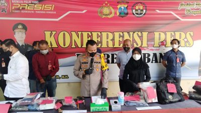 Kapolres Tuban, AKPB Darman, didampingi Kasat Reskrim Polres Tuban, AKP M Gananta, merilis kasus kejahatan di Tuban.