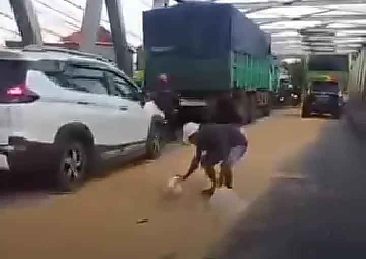 Jagung berserakan. (Foto: Tangkapan layar video warga/Tugu Jatim)