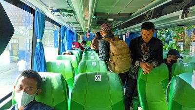 Penumpang di Terminal Rajekwesi Bojonegoro yang akan akan melakukan perjanana balik gratis ke Jakarta yang merupakan program dari Pemprov Jatim, Kamis (12/04/2022).