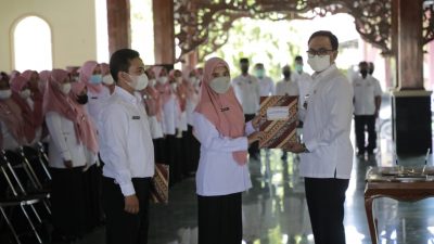 Bupati Pamekasan, Baddrut Tamam, saat melantik 274 Pegawai Pemerintah Perjanjian Kerja (PPPK) Tahap 2 di Mandhepa Agung Ronggosukowati, Rabu (25/5/2022).