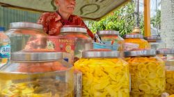 Kuliner manisan buah. (Foto: M. Sholeh/Tugu Malang)