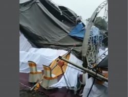 Tangkapan layar tenda hajatan roboh di Kediri akibat diterjang angin kencang viral di media sosial.