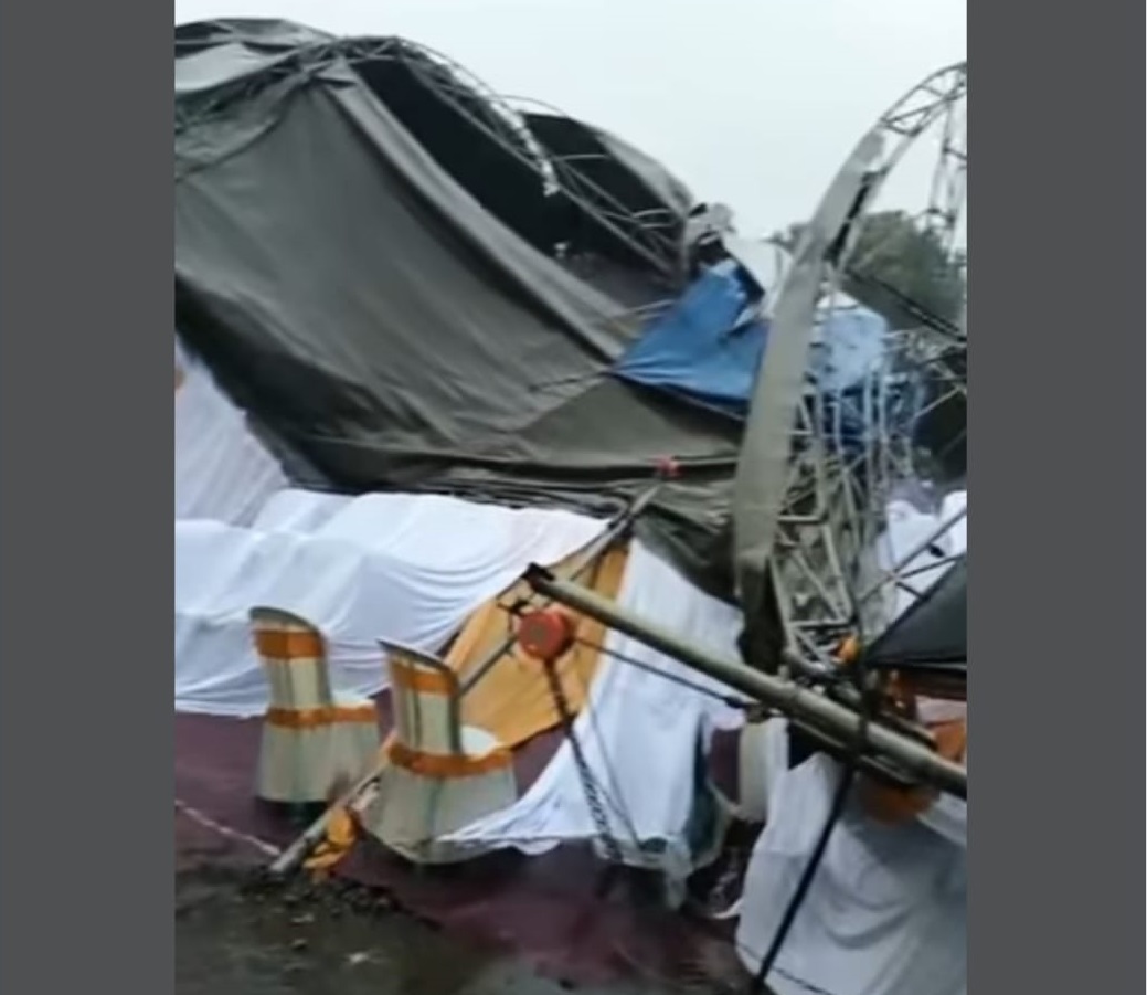 Tangkapan layar tenda hajatan roboh di Kediri akibat diterjang angin kencang viral di media sosial.