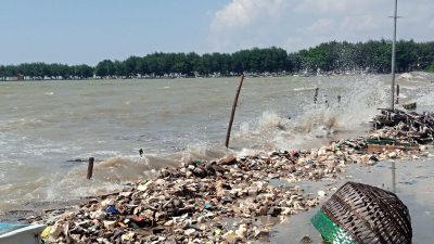 Gelombang air laut menghantam tanggul pemecah ombak di pesisir Pantura Tuban.