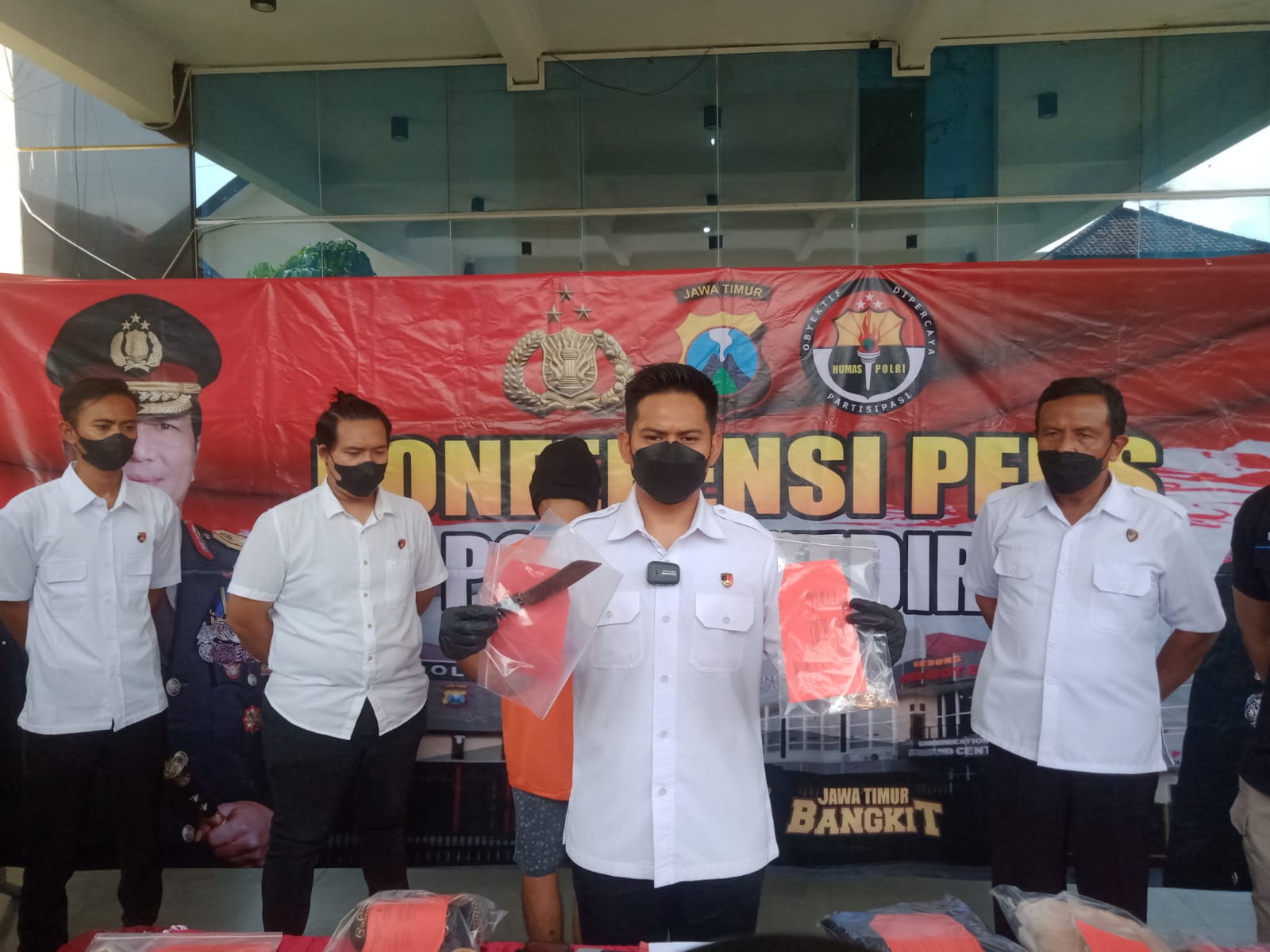 Kasat Reskrim Polres Kediri, AKP Rizkika Atmadha Putra, menunjukkan alat bukti yang digunakan pelaku di sesi konferensi pers pembunuhan wanita di hotel Kediri, Selasa (17/5/2022).