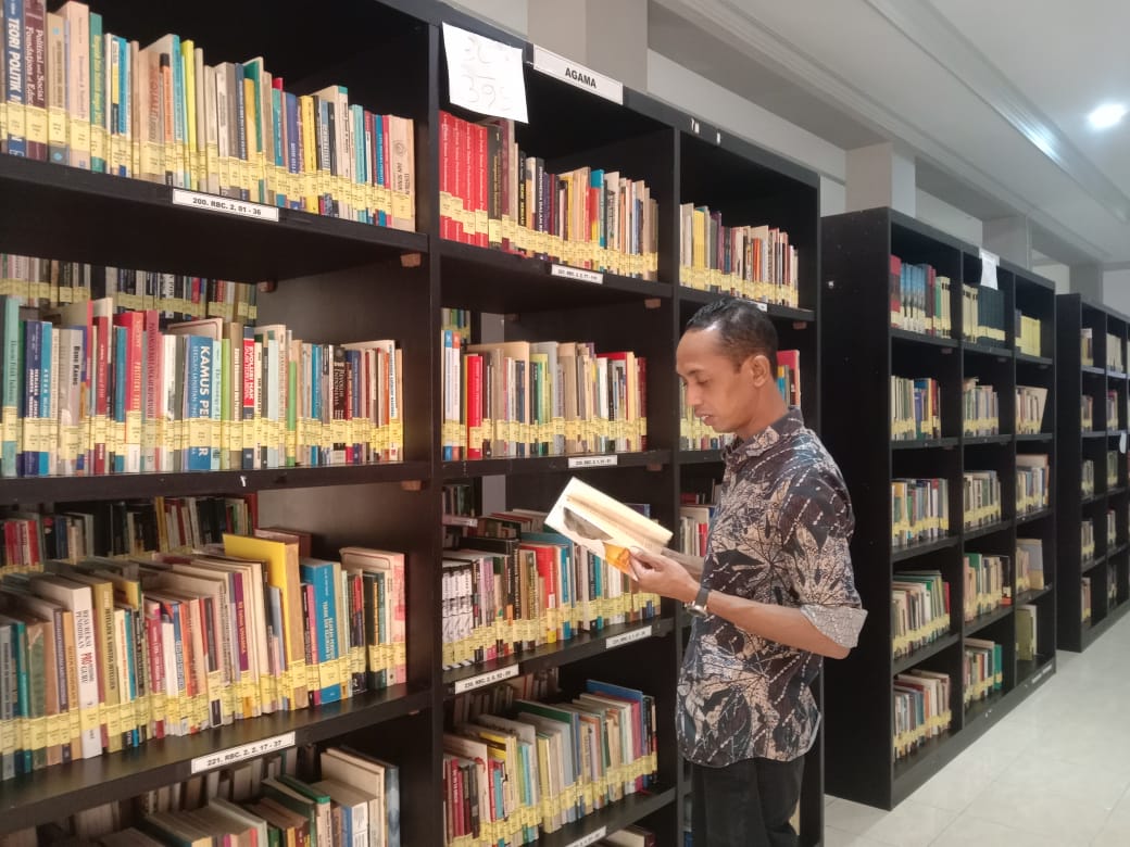 Direktur Eksekutif Rumah Baca Cerdas Institute A Malik Fadjar, Subhan Setowara, menunjukkan buku buku literasi peninggalan Abdul Malik Fadjar.