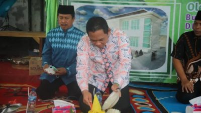 Bupati Lumajang, Thoriqul Haq, memotong tumpeng sebelum peletakan batu pertama PC LP Ma'arif NU.