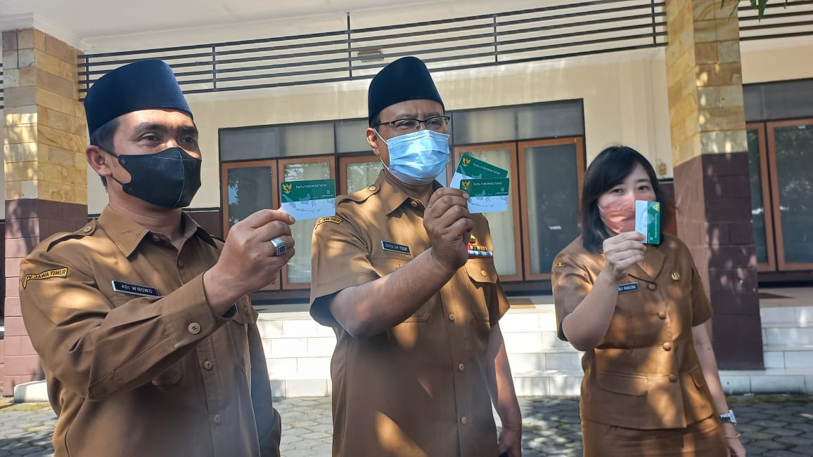 Wali Kota Pasuruan, Syaifullah Yusuf (tengah), bersama Wawali Kota Pasuruan, Adi Wibowo dan Kadinkes Kota Pasuruan, Shierly Marlena saat melaunching program Pelangi BPJS KIS. 